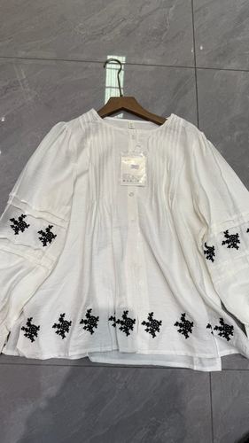 Star-embroidered tunic blouse