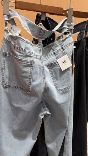 Wide-leg jeans with belt