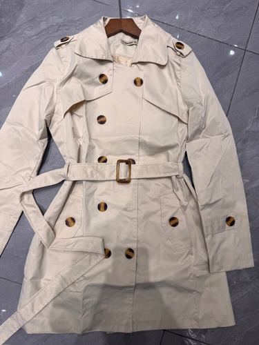 Double-breasted short trench