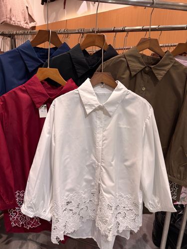 Cutwork lace-hem shirt
