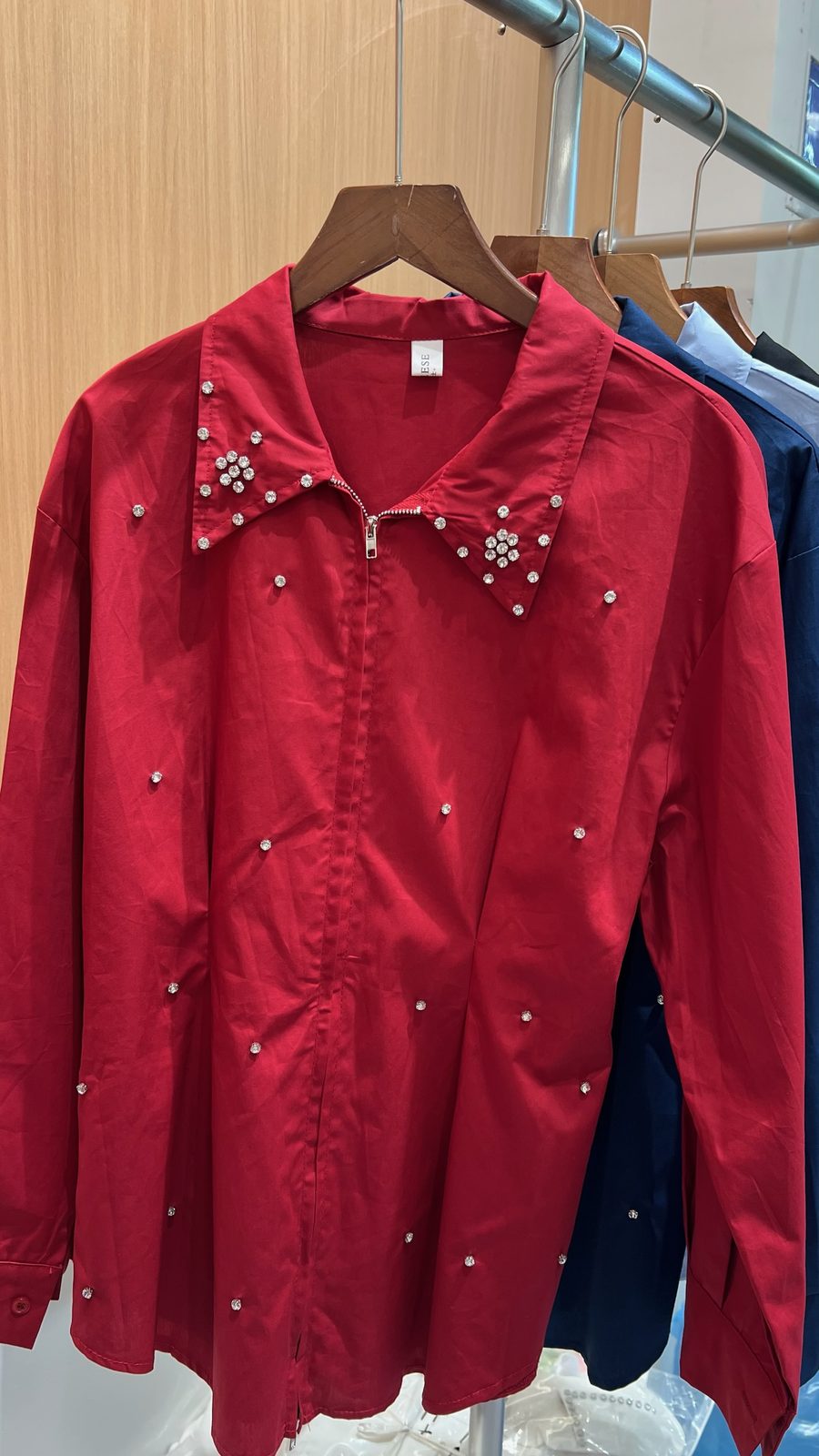 Jewel-collar peplum shirt