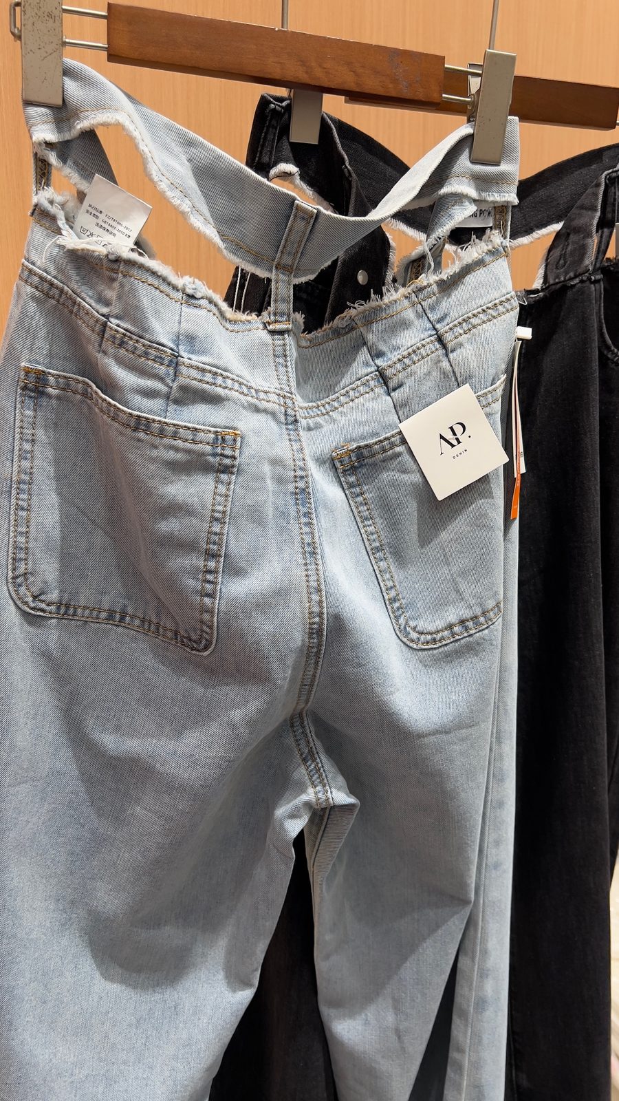 Wide-leg jeans with belt
