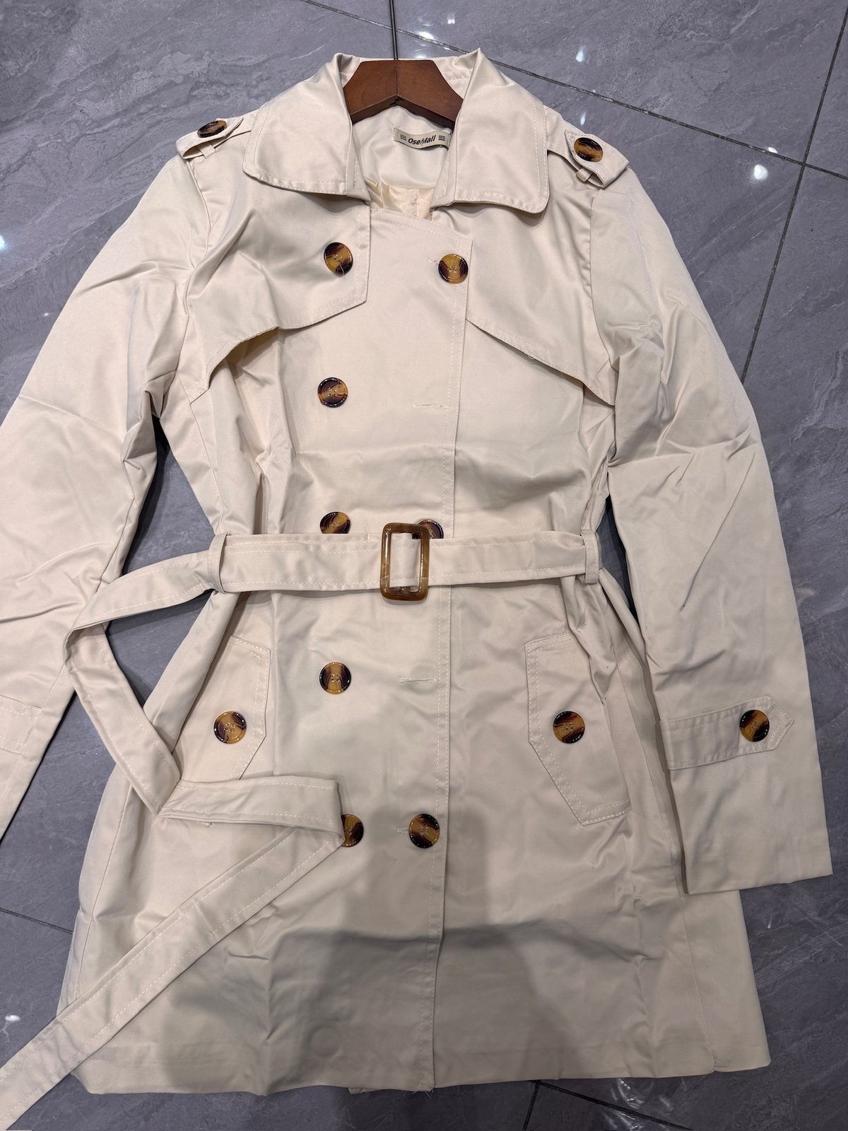 Double-breasted short trench