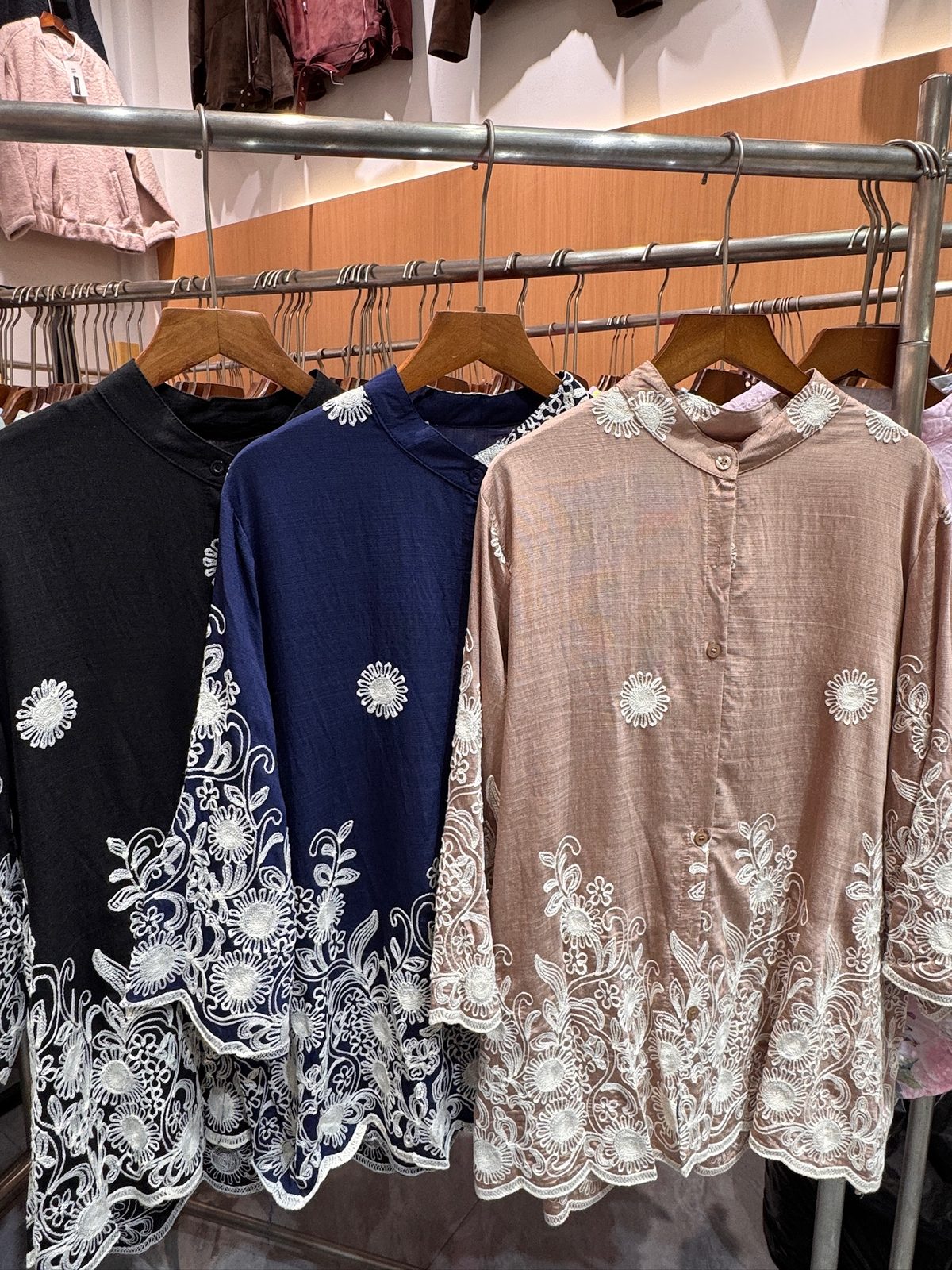 Lace-hem embroidered shirt