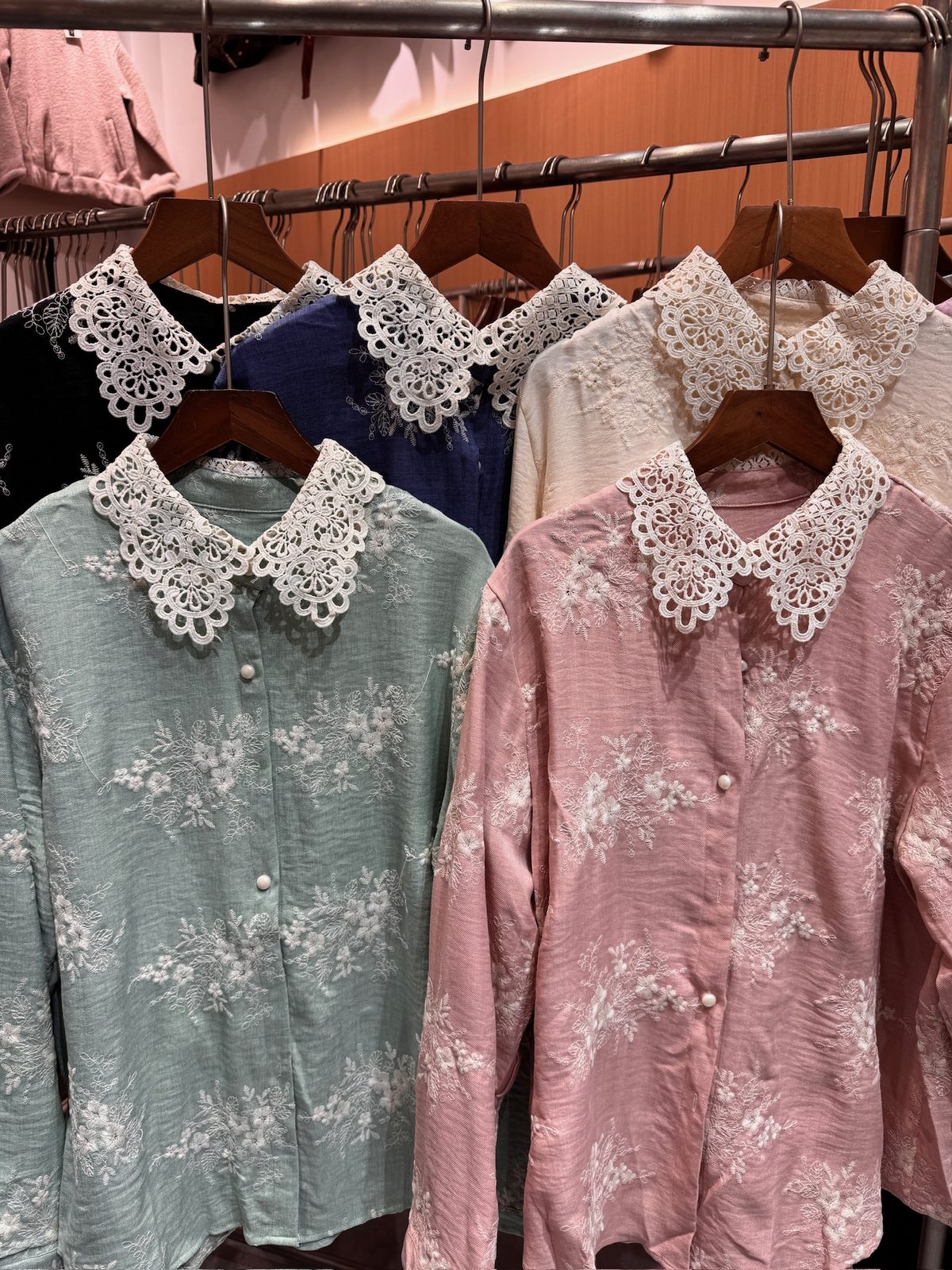 Lace-collar blouse